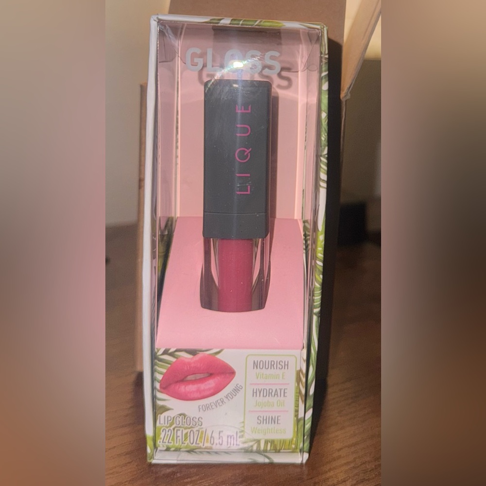 Lique vegan cosmetics ✨ Lip gloss in the color, “forever young”.